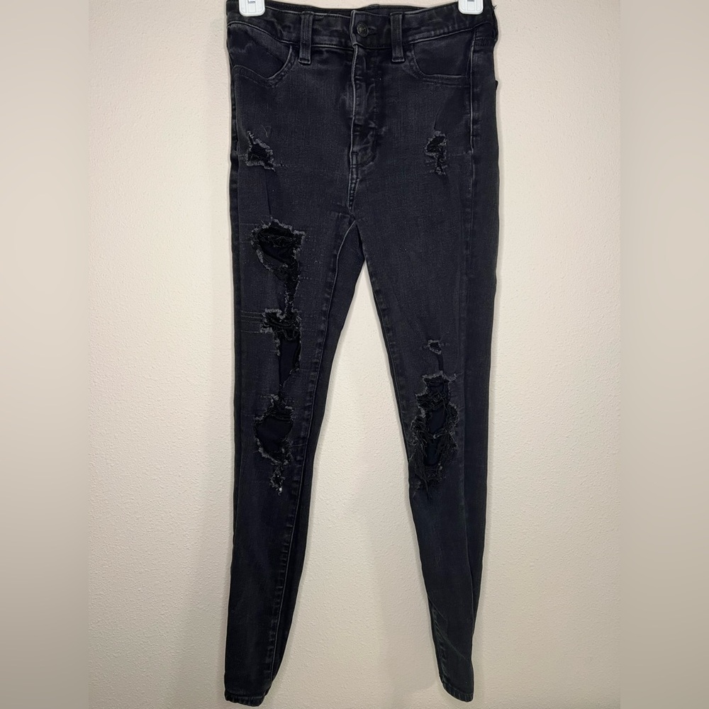 Black-ripped skinny jean